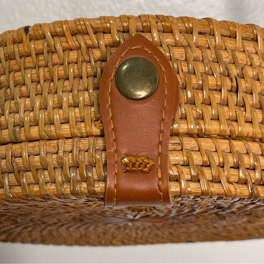 Round Woven Bali Rattan Crossbody Bag - Picture 4 of 5